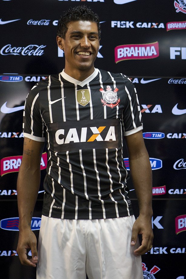 Pato e Paulinho, ao lado do ex-jogador Tupanzinho, apresentam a nova camisa após o treino desta tarde no CT Joaquim Grava, no Parque Ecológico do Tiete. O próximo jogo da equipe será quarta-feira, dia 10/04, contra o San José, da Bolivia, no Pacaembu, jogo da volta válido pela fase de classificação da Copa Libertadores da América 2013