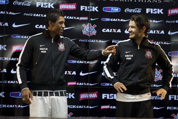 Pato e Paulinho, ao lado do ex-jogador Tupanzinho, apresentam a nova camisa após o treino desta tarde no CT Joaquim Grava, no Parque Ecológico do Tiete. O próximo jogo da equipe será quarta-feira, dia 10/04, contra o San José, da Bolivia, no Pacaembu, jogo da volta válido pela fase de classificação da Copa Libertadores da América 2013