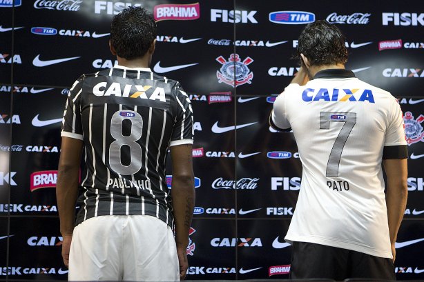 Pato e Paulinho, ao lado do ex-jogador Tupanzinho, apresentam a nova camisa após o treino desta tarde no CT Joaquim Grava, no Parque Ecológico do Tiete. O próximo jogo da equipe será quarta-feira, dia 10/04, contra o San José, da Bolivia, no Pacaembu, jogo da volta válido pela fase de classificação da Copa Libertadores da América 2013