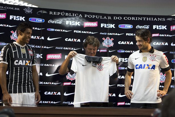 Pato e Paulinho, ao lado do ex-jogador Tupanzinho, apresentam a nova camisa após o treino desta tarde no CT Joaquim Grava, no Parque Ecológico do Tiete. O próximo jogo da equipe será quarta-feira, dia 10/04, contra o San José, da Bolivia, no Pacaembu, jogo da volta válido pela fase de classificação da Copa Libertadores da América 2013