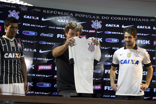 Pato e Paulinho, ao lado do ex-jogador Tupanzinho, apresentam a nova camisa após o treino desta tarde no CT Joaquim Grava, no Parque Ecológico do Tiete. O próximo jogo da equipe será quarta-feira, dia 10/04, contra o San José, da Bolivia, no Pacaembu, jogo da volta válido pela fase de classificação da Copa Libertadores da América 2013