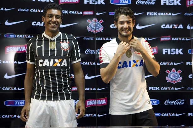 Pato e Paulinho, ao lado do ex-jogador Tupanzinho, apresentam a nova camisa após o treino desta tarde no CT Joaquim Grava, no Parque Ecológico do Tiete. O próximo jogo da equipe será quarta-feira, dia 10/04, contra o San José, da Bolivia, no Pacaembu, jogo da volta válido pela fase de classificação da Copa Libertadores da América 2013