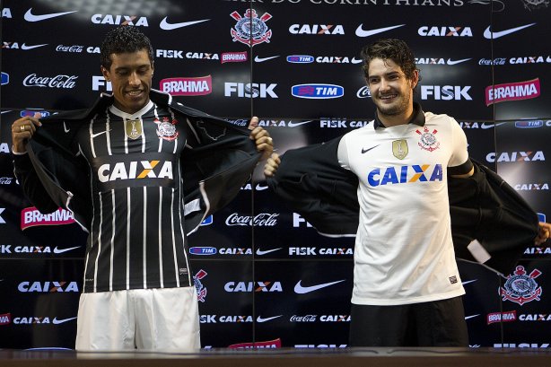 Pato e Paulinho, ao lado do ex-jogador Tupanzinho, apresentam a nova camisa após o treino desta tarde no CT Joaquim Grava, no Parque Ecológico do Tiete. O próximo jogo da equipe será quarta-feira, dia 10/04, contra o San José, da Bolivia, no Pacaembu, jogo da volta válido pela fase de classificação da Copa Libertadores da América 2013