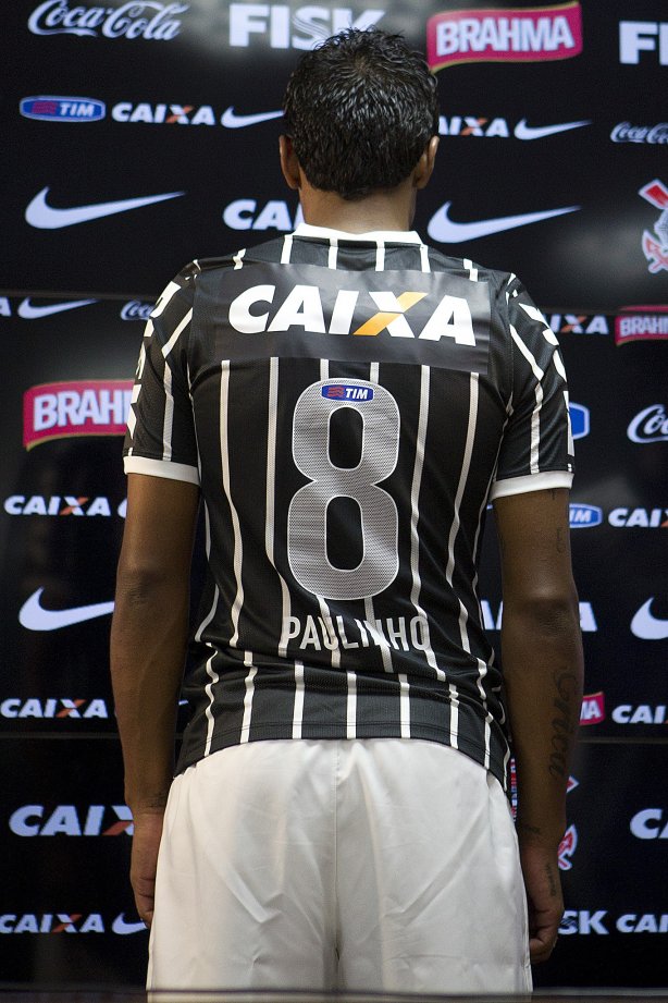Pato e Paulinho, ao lado do ex-jogador Tupanzinho, apresentam a nova camisa após o treino desta tarde no CT Joaquim Grava, no Parque Ecológico do Tiete. O próximo jogo da equipe será quarta-feira, dia 10/04, contra o San José, da Bolivia, no Pacaembu, jogo da volta válido pela fase de classificação da Copa Libertadores da América 2013