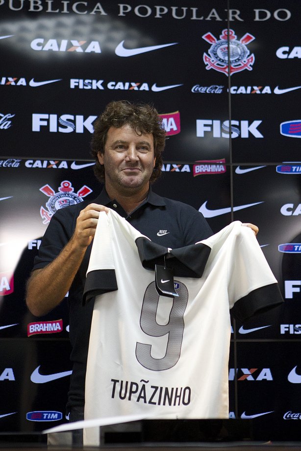 Pato e Paulinho, ao lado do ex-jogador Tupanzinho, apresentam a nova camisa após o treino desta tarde no CT Joaquim Grava, no Parque Ecológico do Tiete. O próximo jogo da equipe será quarta-feira, dia 10/04, contra o San José, da Bolivia, no Pacaembu, jogo da volta válido pela fase de classificação da Copa Libertadores da América 2013