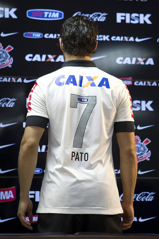 Pato e Paulinho, ao lado do ex-jogador Tupanzinho, apresentam a nova camisa após o treino desta tarde no CT Joaquim Grava, no Parque Ecológico do Tiete. O próximo jogo da equipe será quarta-feira, dia 10/04, contra o San José, da Bolivia, no Pacaembu, jogo da volta válido pela fase de classificação da Copa Libertadores da América 2013