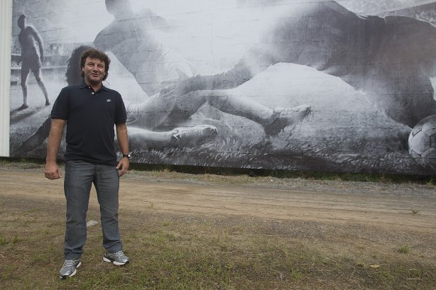 Tupanzinho, na inauguraçnao do painel que retrata seu gol em 1990, primeiro Campeonato Brasileiro do Corinthians, durante o treino desta tarde no CT Joaquim Grava, no Parque Ecológico do Tiete. O próximo jogo da equipe será quarta-feira, dia 10/04, contra o San José, da Bolivia, no Pacaembu, jogo da volta válido pela fase de classificação da Copa Libertadores da América 2013