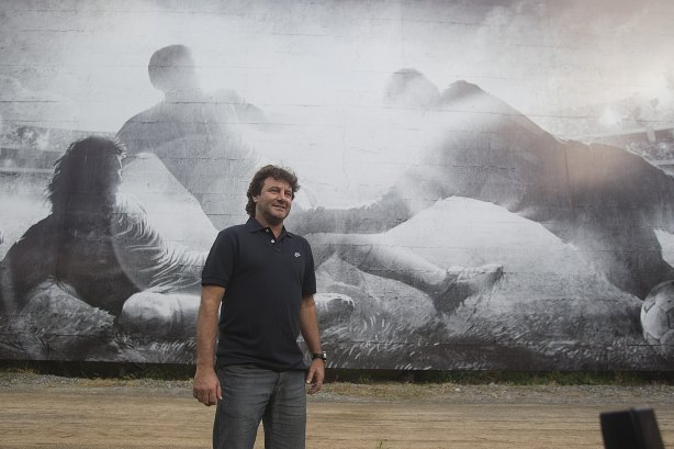 Tupanzinho, na inauguraçnao do painel que retrata seu gol em 1990, primeiro Campeonato Brasileiro do Corinthians, durante o treino desta tarde no CT Joaquim Grava, no Parque Ecológico do Tiete. O próximo jogo da equipe será quarta-feira, dia 10/04, contra o San José, da Bolivia, no Pacaembu, jogo da volta válido pela fase de classificação da Copa Libertadores da América 2013