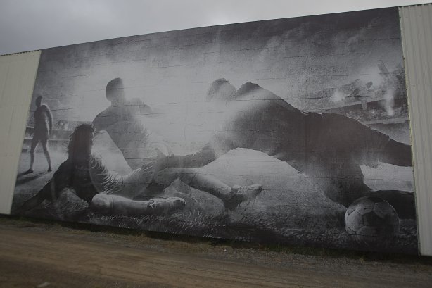 Tupanzinho, na inauguraçnao do painel que retrata seu gol em 1990, primeiro Campeonato Brasileiro do Corinthians, durante o treino desta tarde no CT Joaquim Grava, no Parque Ecológico do Tiete. O próximo jogo da equipe será quarta-feira, dia 10/04, contra o San José, da Bolivia, no Pacaembu, jogo da volta válido pela fase de classificação da Copa Libertadores da América 2013