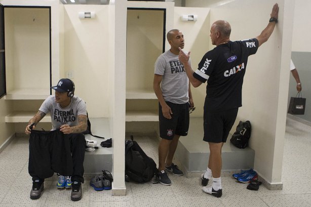 Nos vestiários antes da partida entre Corinthians x Atlético Sorocaba realizada esta tarde no estádio do Pacaembu, jogo válido pela 18ª rodada do Campeonato Paulista de 2013