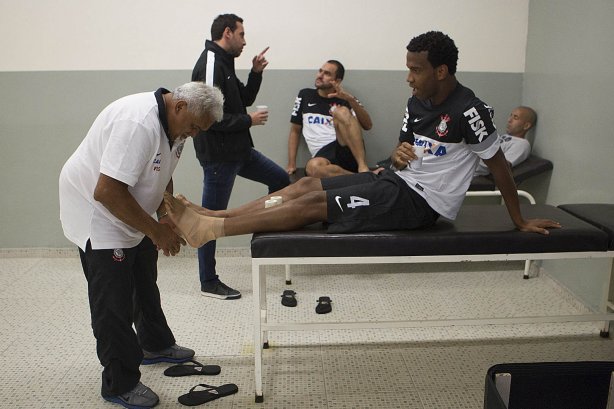 Nos vestiários antes da partida entre Corinthians x Atlético Sorocaba realizada esta tarde no estádio do Pacaembu, jogo válido pela 18ª rodada do Campeonato Paulista de 2013