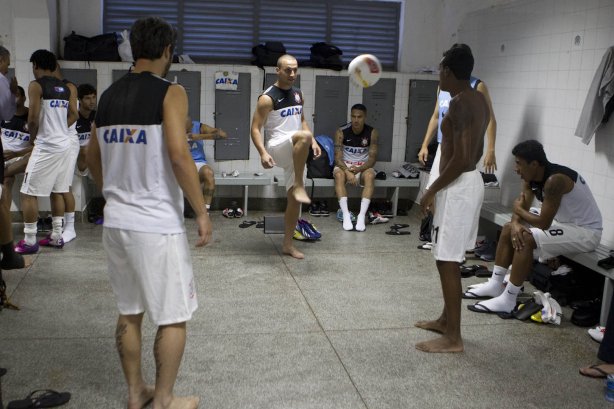Nos vestiários antes da partida entre Ponte Preta x Corinthians realizada esta tarde no estádio Moisés Licarelli, em Campinas, jogo válido pelas oitavas de final do Campeonato Paulista de 2013