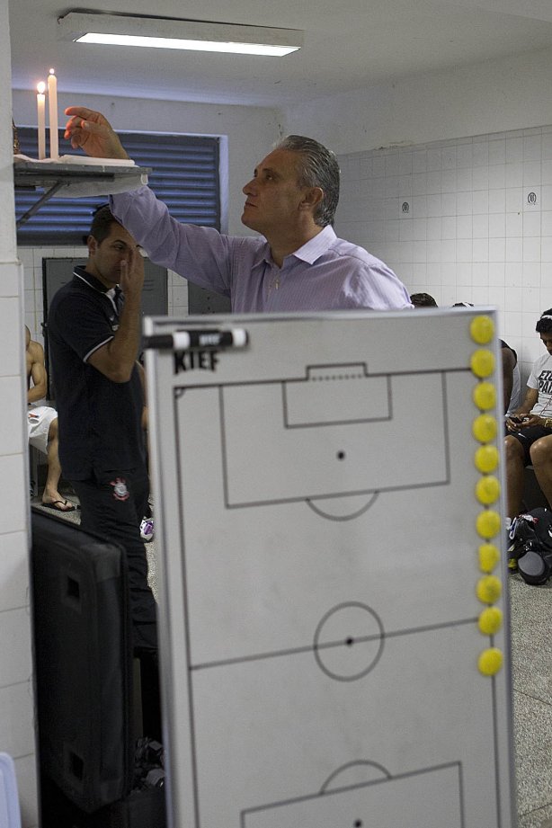 Nos vestiários antes da partida entre Ponte Preta x Corinthians realizada esta tarde no estádio Moisés Licarelli, em Campinas, jogo válido pelas oitavas de final do Campeonato Paulista de 2013