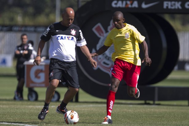 Comissao tecnica do Corinthians faz uma pelada contra os funcionarios da Arena Corinthians após o treino desta manhã no CT Joaquim Grava, no Parque Ecológico do Tiete. O próximo jogo da equipe será domingo, dia 12/05, contra o Santos, no Pacaembu, jogo de ida válido pela final do Campeonato Paulista de 2013