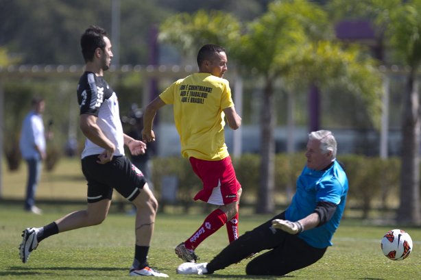 Comissao tecnica do Corinthians faz uma pelada contra os funcionarios da Arena Corinthians após o treino desta manhã no CT Joaquim Grava, no Parque Ecológico do Tiete. O próximo jogo da equipe será domingo, dia 12/05, contra o Santos, no Pacaembu, jogo de ida válido pela final do Campeonato Paulista de 2013