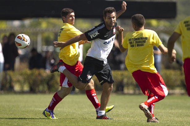 Comissao tecnica do Corinthians faz uma pelada contra os funcionarios da Arena Corinthians após o treino desta manhã no CT Joaquim Grava, no Parque Ecológico do Tiete. O próximo jogo da equipe será domingo, dia 12/05, contra o Santos, no Pacaembu, jogo de ida válido pela final do Campeonato Paulista de 2013