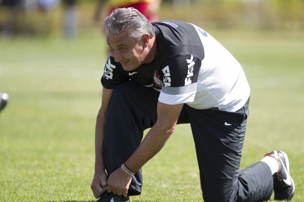 Comissao tecnica do Corinthians faz uma pelada contra os funcionarios da Arena Corinthians após o treino desta manhã no CT Joaquim Grava, no Parque Ecológico do Tiete. O próximo jogo da equipe será domingo, dia 12/05, contra o Santos, no Pacaembu, jogo de ida válido pela final do Campeonato Paulista de 2013