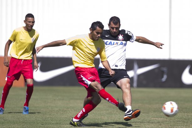 Comissao tecnica do Corinthians faz uma pelada contra os funcionarios da Arena Corinthians após o treino desta manhã no CT Joaquim Grava, no Parque Ecológico do Tiete. O próximo jogo da equipe será domingo, dia 12/05, contra o Santos, no Pacaembu, jogo de ida válido pela final do Campeonato Paulista de 2013