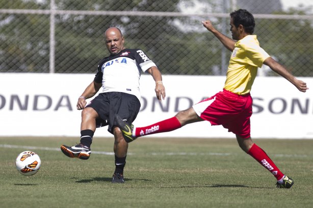 Comissao tecnica do Corinthians faz uma pelada contra os funcionarios da Arena Corinthians após o treino desta manhã no CT Joaquim Grava, no Parque Ecológico do Tiete. O próximo jogo da equipe será domingo, dia 12/05, contra o Santos, no Pacaembu, jogo de ida válido pela final do Campeonato Paulista de 2013