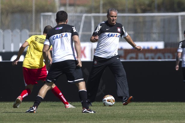 Comissao tecnica do Corinthians faz uma pelada contra os funcionarios da Arena Corinthians após o treino desta manhã no CT Joaquim Grava, no Parque Ecológico do Tiete. O próximo jogo da equipe será domingo, dia 12/05, contra o Santos, no Pacaembu, jogo de ida válido pela final do Campeonato Paulista de 2013