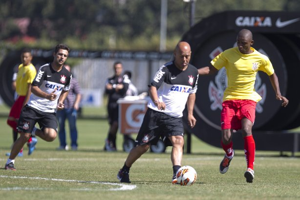 Comissao tecnica do Corinthians faz uma pelada contra os funcionarios da Arena Corinthians após o treino desta manhã no CT Joaquim Grava, no Parque Ecológico do Tiete. O próximo jogo da equipe será domingo, dia 12/05, contra o Santos, no Pacaembu, jogo de ida válido pela final do Campeonato Paulista de 2013