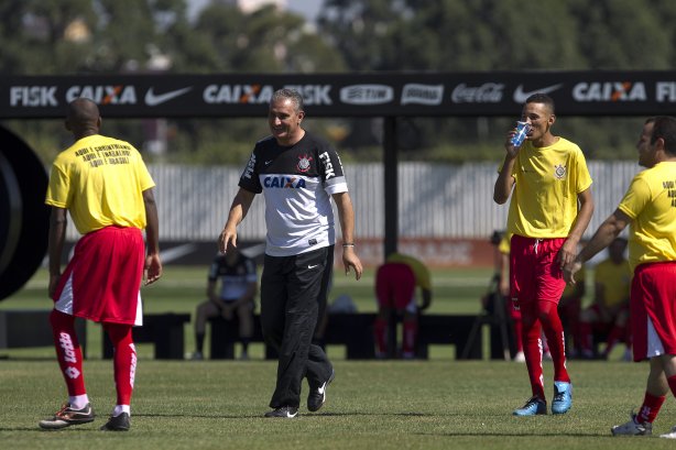 Comissao tecnica do Corinthians faz uma pelada contra os funcionarios da Arena Corinthians após o treino desta manhã no CT Joaquim Grava, no Parque Ecológico do Tiete. O próximo jogo da equipe será domingo, dia 12/05, contra o Santos, no Pacaembu, jogo de ida válido pela final do Campeonato Paulista de 2013