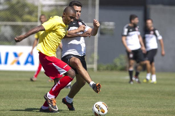 Comissao tecnica do Corinthians faz uma pelada contra os funcionarios da Arena Corinthians após o treino desta manhã no CT Joaquim Grava, no Parque Ecológico do Tiete. O próximo jogo da equipe será domingo, dia 12/05, contra o Santos, no Pacaembu, jogo de ida válido pela final do Campeonato Paulista de 2013