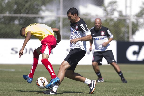 Comissao tecnica do Corinthians faz uma pelada contra os funcionarios da Arena Corinthians após o treino desta manhã no CT Joaquim Grava, no Parque Ecológico do Tiete. O próximo jogo da equipe será domingo, dia 12/05, contra o Santos, no Pacaembu, jogo de ida válido pela final do Campeonato Paulista de 2013