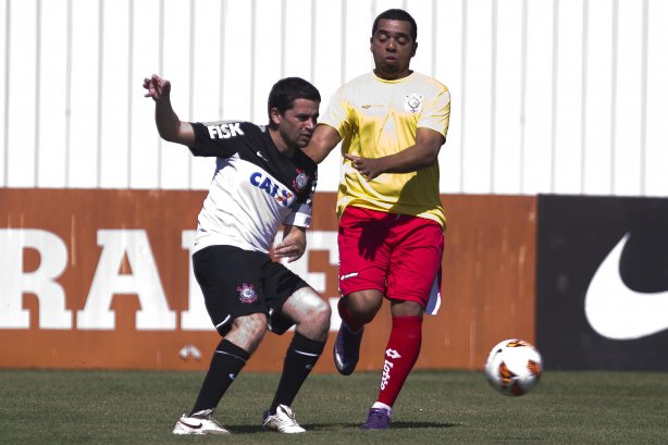 Comissao tecnica do Corinthians faz uma pelada contra os funcionarios da Arena Corinthians após o treino desta manhã no CT Joaquim Grava, no Parque Ecológico do Tiete. O próximo jogo da equipe será domingo, dia 12/05, contra o Santos, no Pacaembu, jogo de ida válido pela final do Campeonato Paulista de 2013