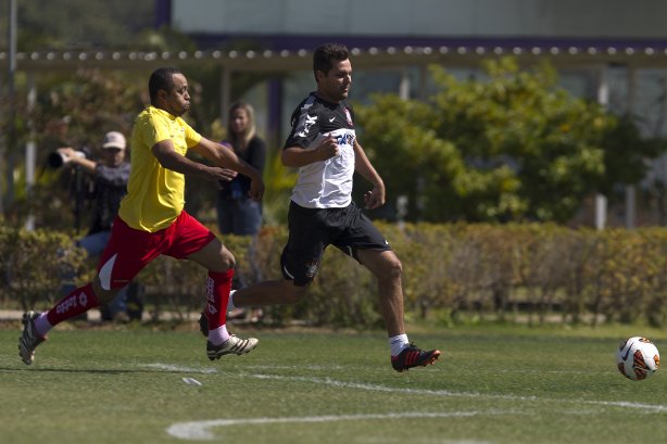 Comissao tecnica do Corinthians faz uma pelada contra os funcionarios da Arena Corinthians após o treino desta manhã no CT Joaquim Grava, no Parque Ecológico do Tiete. O próximo jogo da equipe será domingo, dia 12/05, contra o Santos, no Pacaembu, jogo de ida válido pela final do Campeonato Paulista de 2013