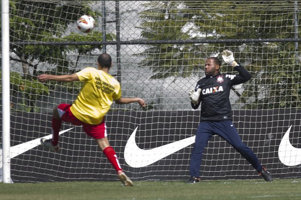 Comissao tecnica do Corinthians faz uma pelada contra os funcionarios da Arena Corinthians após o treino desta manhã no CT Joaquim Grava, no Parque Ecológico do Tiete. O próximo jogo da equipe será domingo, dia 12/05, contra o Santos, no Pacaembu, jogo de ida válido pela final do Campeonato Paulista de 2013