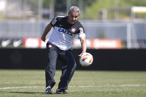 Comissao tecnica do Corinthians faz uma pelada contra os funcionarios da Arena Corinthians após o treino desta manhã no CT Joaquim Grava, no Parque Ecológico do Tiete. O próximo jogo da equipe será domingo, dia 12/05, contra o Santos, no Pacaembu, jogo de ida válido pela final do Campeonato Paulista de 2013