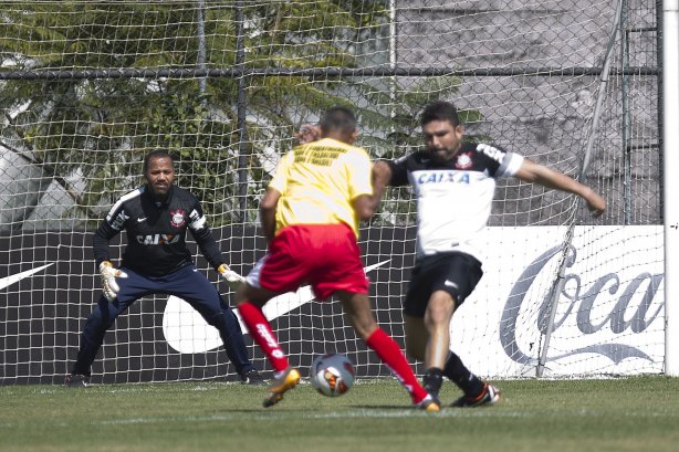 Comissao tecnica do Corinthians faz uma pelada contra os funcionarios da Arena Corinthians após o treino desta manhã no CT Joaquim Grava, no Parque Ecológico do Tiete. O próximo jogo da equipe será domingo, dia 12/05, contra o Santos, no Pacaembu, jogo de ida válido pela final do Campeonato Paulista de 2013
