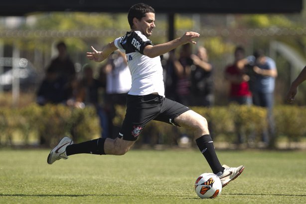 Comissao tecnica do Corinthians faz uma pelada contra os funcionarios da Arena Corinthians após o treino desta manhã no CT Joaquim Grava, no Parque Ecológico do Tiete. O próximo jogo da equipe será domingo, dia 12/05, contra o Santos, no Pacaembu, jogo de ida válido pela final do Campeonato Paulista de 2013