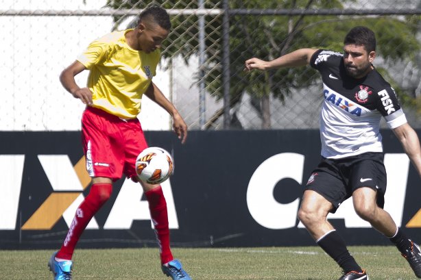 Comissao tecnica do Corinthians faz uma pelada contra os funcionarios da Arena Corinthians após o treino desta manhã no CT Joaquim Grava, no Parque Ecológico do Tiete. O próximo jogo da equipe será domingo, dia 12/05, contra o Santos, no Pacaembu, jogo de ida válido pela final do Campeonato Paulista de 2013