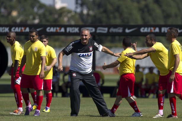 Comissao tecnica do Corinthians faz uma pelada contra os funcionarios da Arena Corinthians após o treino desta manhã no CT Joaquim Grava, no Parque Ecológico do Tiete. O próximo jogo da equipe será domingo, dia 12/05, contra o Santos, no Pacaembu, jogo de ida válido pela final do Campeonato Paulista de 2013