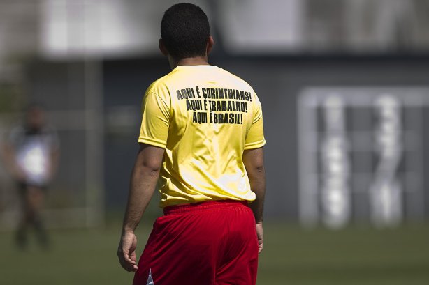 Comissao tecnica do Corinthians faz uma pelada contra os funcionarios da Arena Corinthians após o treino desta manhã no CT Joaquim Grava, no Parque Ecológico do Tiete. O próximo jogo da equipe será domingo, dia 12/05, contra o Santos, no Pacaembu, jogo de ida válido pela final do Campeonato Paulista de 2013