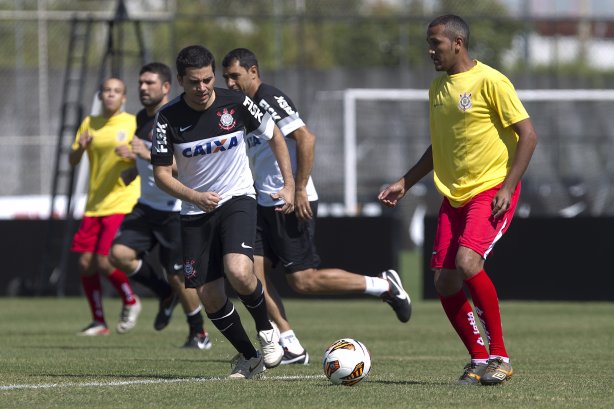 Comissao tecnica do Corinthians faz uma pelada contra os funcionarios da Arena Corinthians após o treino desta manhã no CT Joaquim Grava, no Parque Ecológico do Tiete. O próximo jogo da equipe será domingo, dia 12/05, contra o Santos, no Pacaembu, jogo de ida válido pela final do Campeonato Paulista de 2013