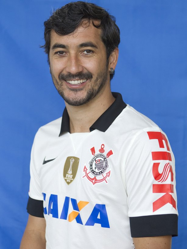 Fotos 3x4 após o treino desta manhã no CT Joaquim Grava, no Parque Ecológico do Tiete. O próximo jogo da equipe será dia 03/07, domingo, no Morumbi, jogo de ida válido pela Recopa 2013