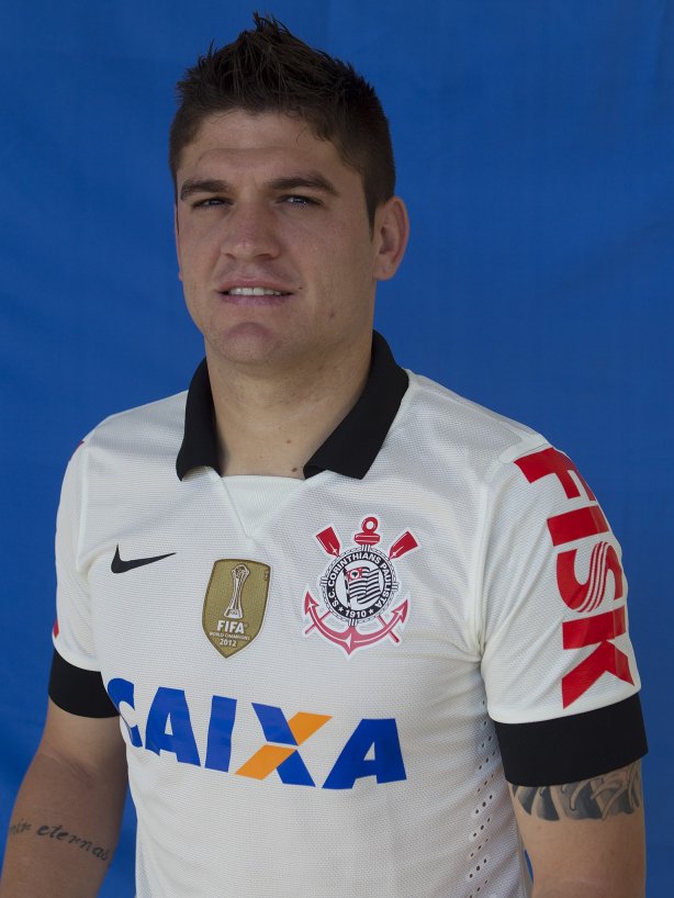 Fotos 3x4 após o treino desta manhã no CT Joaquim Grava, no Parque Ecológico do Tiete. O próximo jogo da equipe será dia 03/07, domingo, no Morumbi, jogo de ida válido pela Recopa 2013