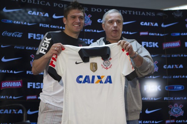 O volante Jocinei foi apresentado pelo Diretor de Futebol, Roberto de Andrade, após o treino desta manhã no CT Joaquim Grava, no Parque Ecológico do Tiete. O próximo jogo da equipe será domingo, dia 14/07, no estádio do Pacaembu, contra o Atlético-MG, 7ª rodada do Campeonato Brasileiro de 2013