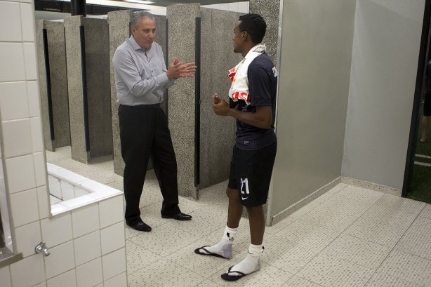 Nos vestiários antes da partida entre Corinthians x São Paulo, realizada esta noite no estádio do Pacaembu, jogo da volta, decisão da Recopa 2013