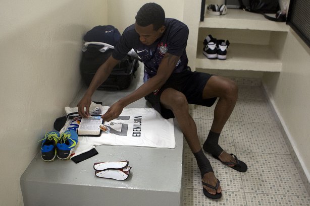 Nos vestiários antes da partida entre Corinthians x São Paulo, realizada esta noite no estádio do Pacaembu, jogo da volta, decisão da Recopa 2013