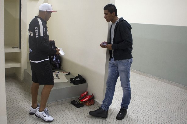 Nos vestiários antes da partida entre Corinthians x São Paulo, realizada esta noite no estádio do Pacaembu, jogo da volta, decisão da Recopa 2013