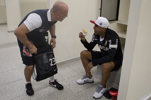 Nos vestiários antes da partida entre Corinthians x São Paulo, realizada esta noite no estádio do Pacaembu, jogo da volta, decisão da Recopa 2013