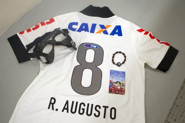 Nos vestiários antes da partida entre Corinthians x São Paulo, realizada esta noite no estádio do Pacaembu, jogo da volta, decisão da Recopa 2013