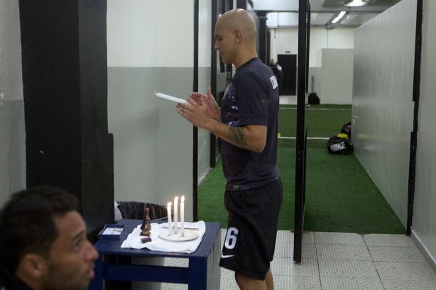 Nos vestiários antes da partida entre Corinthians x São Paulo, realizada esta noite no estádio do Pacaembu, jogo da volta, decisão da Recopa 2013