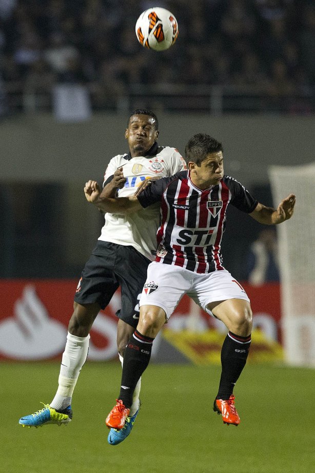 Durante a partida entre Corinthians x São Paulo, realizada esta noite no estádio do Pacaembu, jogo da volta, decisão da Recopa 2013