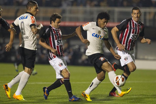 Durante a partida entre Corinthians x São Paulo, realizada esta noite no estádio do Pacaembu, jogo da volta, decisão da Recopa 2013