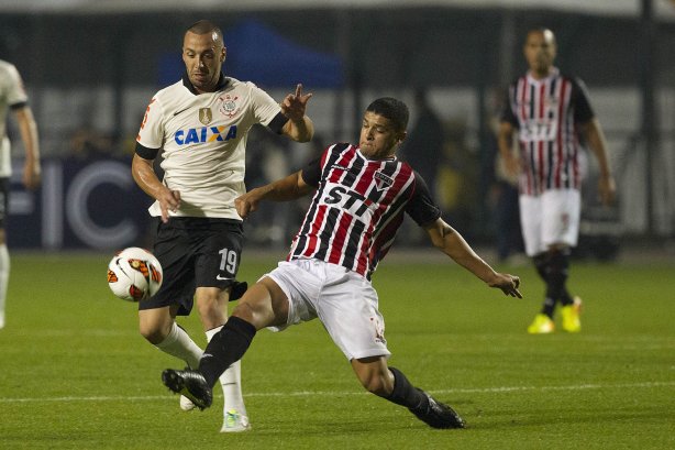 Durante a partida entre Corinthians x São Paulo, realizada esta noite no estádio do Pacaembu, jogo da volta, decisão da Recopa 2013